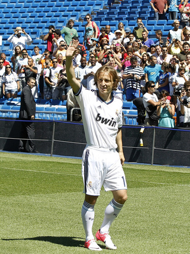 皇马对阵塞尔塔大名单：阿诺德因伤缺阵，卡马文加在列