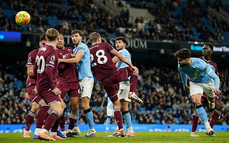 越来越大了，泰州高速口已经搭好巨幅“苏超”冠军标语